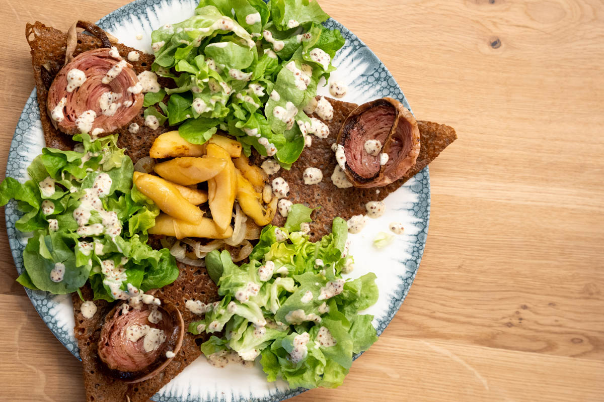 Galette à l'andouille et salade