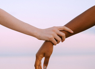 photo de mains qui s'entrelacent