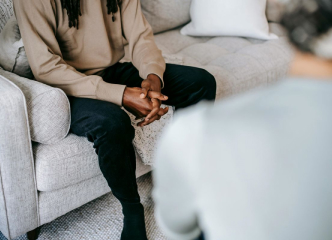 photo de mains qui s'entrelacent